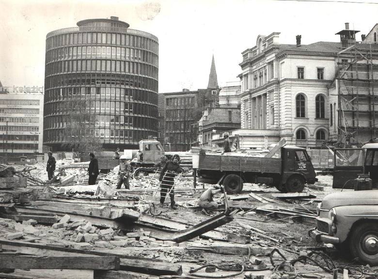 22 maja 1978 - wyburzona ostatnia kamienica przy 27 grudnia odsłoniła Teatr Polski i Okrąglak