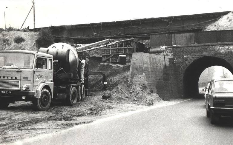 Przebudowa wiaduktu kolejowego na Dolnej Wildzie. Zamiast wąskiego tunelu jest tam teraz szeroka ulica z dwoma pasami jezdni w obu kierunkach