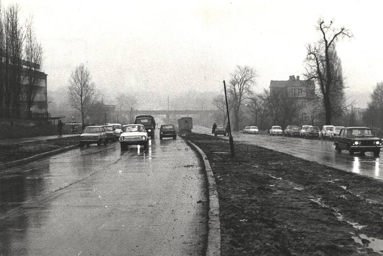 Ulica Żeromskiego na odcinku od Dąbrowskiego do Wawrzyńca. Tak wyglądała w grudniu 1980 roku