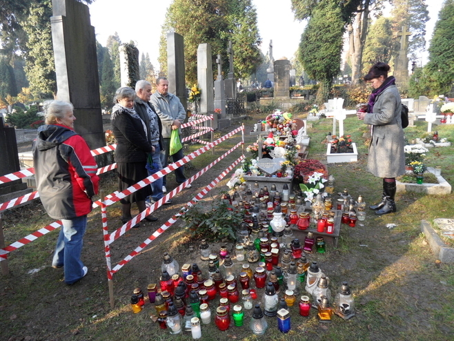 Mieszkańcy ufundowali pomnik nieznanemu chłopcu na cmentarzu w Cieszynie