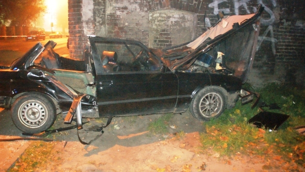 Łódź BMW uderzyło w mur, trzy osoby nie żyją (zdjęcia