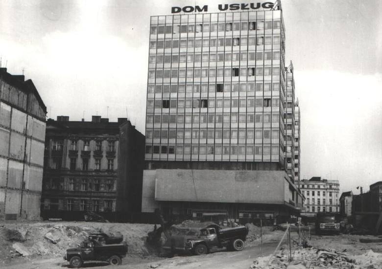 Pierwsze trzy wieżowce już stoją, trwają wyburzenia pod kolejne dwa - listopad 1969 roku