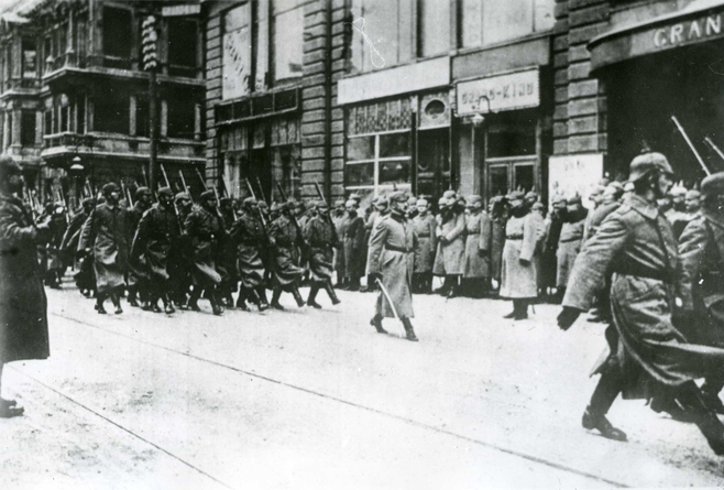 Parada wojskowa przed Grand Hotelem, 1917 r. imieniny Wilhelma II
