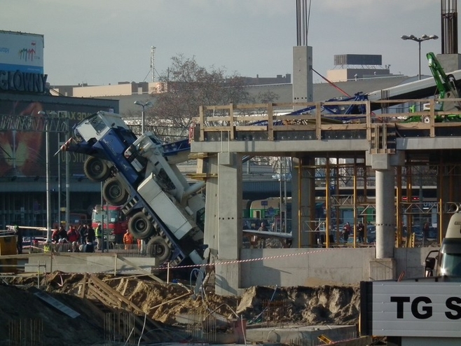 Wypadek dźwigu na budowie dworca PKP w Poznaniu.