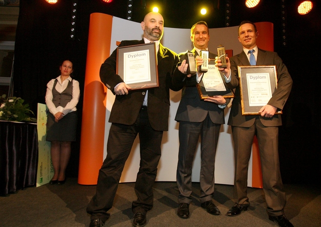 Od lewej: Jarosław Łukowicz, prezes firmy Cosinus (partner roku 2011 Polskapresse Prasy Łódzkiej), Piotr Tokarski, wiceprezes zarządu Ceramiki Paradyż i Krzysztof Białkowski, właściciel firmy BK Business z Łasku.