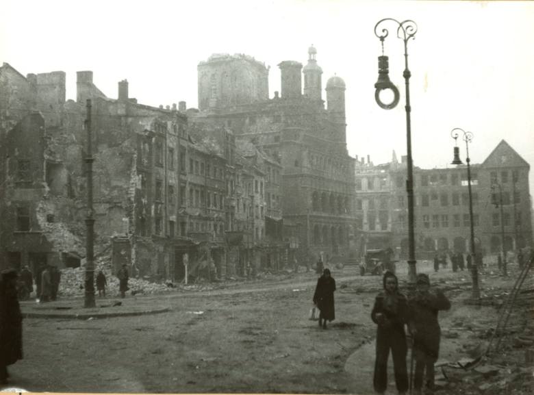 Widok na Stary Rynek. W tle Ratusz. Zdjęcie z 1945 roku.