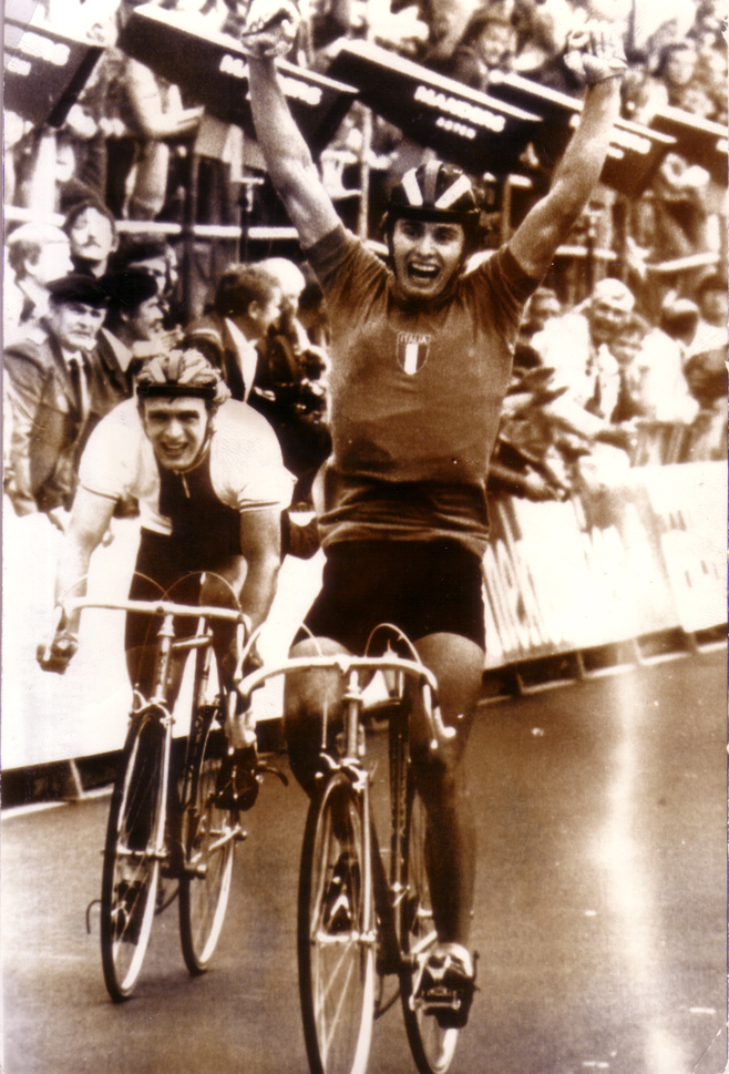 Mistrzostwa świata 1979 w Valkenburgu. Finisz wyścigu ze startu wspólnego. Jankiewicz nieznacznie przegrywa z Giannim Giacominim