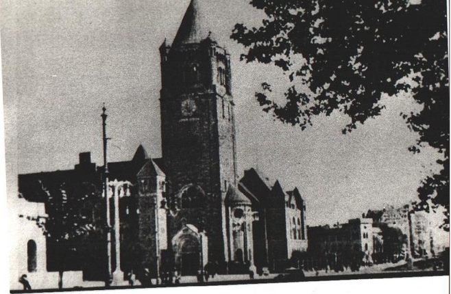Zdjęcie z roku 1935. Dzisiaj rozważany jest pomysł, żeby odbudować wieżę zegarową, która została zniszczona w czasie wojny.