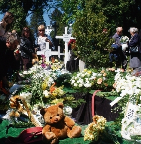 Każdego roku w rocznicę odnalezienia chłopca na cmentarzu w Cieszynie zbierają się tłumy mieszkańców