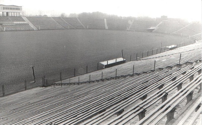 Trybuny układały się w kształt podkowy - jak na większości polskich stadionów wybudowanych w czasach PRL.
