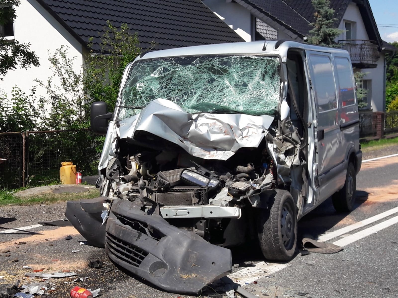 Wypadek w Młynach w powiecie oleskim. Bus zderzył się z