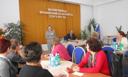 Przemawia Wiesława Taranowska, wiceprzewodnicząca OPZZ, za stołem prowadzący obrady Wiesław Maciejewski
