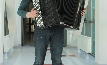 Bartosz Kołsut jest akordeonistą, uczniem Zespołu Szkół Muzycznych imienia Oskara Kolberga w Radomiu. Jego osiągnięcia są imponujące. Gra na akordeonie