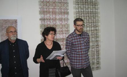 O wystawie mówiła Małgorzata Strzelec, z prawej Aleksander Olszewski, dziekan Wydziału Sztuki, z prawej Szymon Piasta, kurator galerii Pentagon.