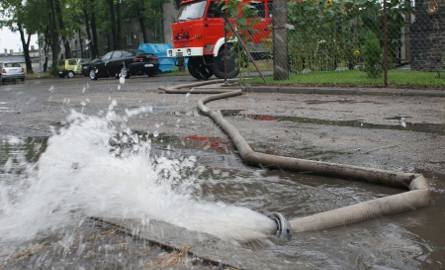 Ulewa zalała Inowrocław. Grubo ponad sto wezwań straży pożarnej [zdjęcia]