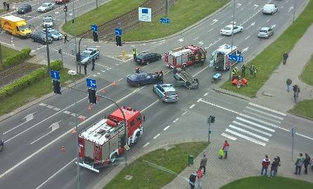 Na pl. Szyrockiego w Szczecinie dachował samochód. Jedna osoba poszkodowana
