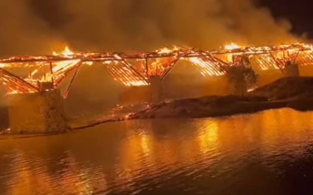 Chiny. Spłonął 900-letni drewniany most łukowy Wan'an Bridge czyli Most Powszechnego Pokoju [WIDEO]