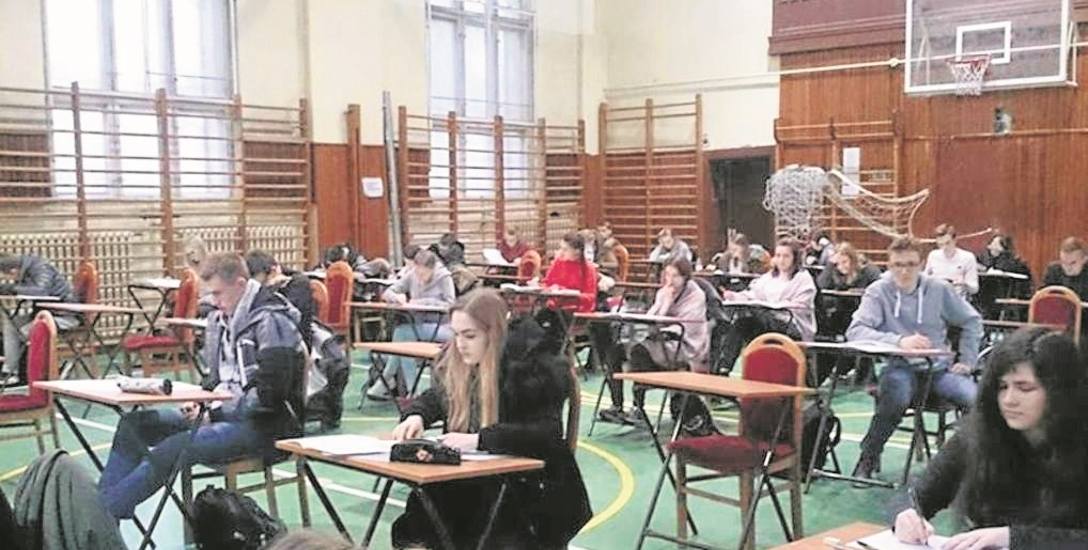 Uczniowie bydgoskiej  „szóstki” po raz pierwszy pisali próbną maturę na sali gimnastycznej. Do tej pory egzaminy, zarówno próbne, jak i „prawdziwe” odbywały