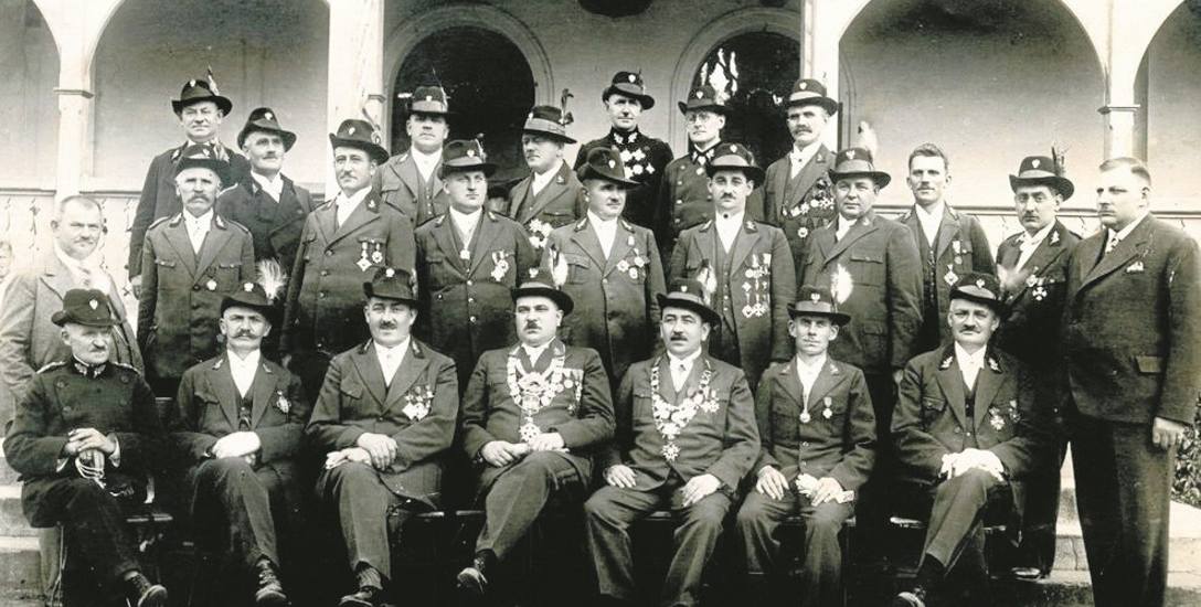Czerwiec 1935 r. Inowrocławscy bracia kurkowi (głównie kupcy, rzemieślnicy oraz reprezentanci tzw. wolnych zawodów) na progu swej pięknej strzelnicy