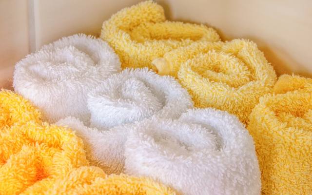 Jak prać ręczniki, żeby były miękkie i miłe w dotyku? Poznaj najlepsze triki. Polecamy sprawdzone sposoby na ręczniki puszyste jak w SPA