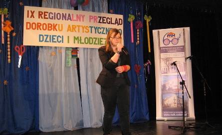 Rprezentacje 6Elizaia Moerke z gimnazjum numer 8 śpiewała piosenkę:”Szczęśliwego Nowego Jorku!”