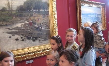 Pejzaże Romana Kochanowskiego w radomskim muzeum oglądali z ciekawością także najmłodsi.