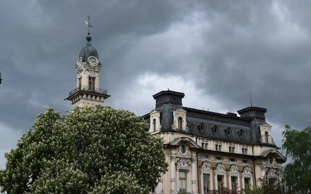 Ratusz w Nowym Sączu będzie miał nowe dębowe okna. Poszerzono zakres remontu tego pięknego budynku w centrum miasta 