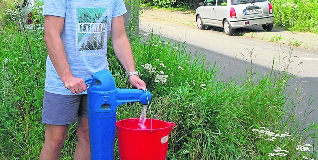 Dawid Nowakowski wodę nosi z hydrantu. Właścicielki żądają 10 proc. karnych odestek za każdy dzień zwłoki w czynszu - opowiada pan Dawid.