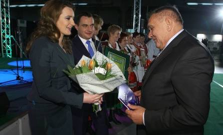 Henryk Niewczas gratulacje za prowadzoną działalność rolniczą otrzymał z rąk posłanki Marzeny Okły – Drewnowicz.