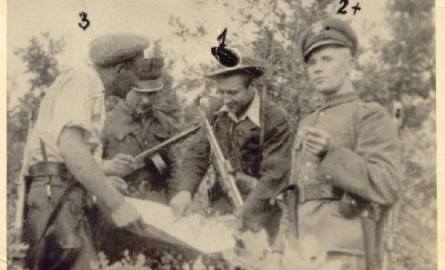 1947 rok. Od lewej: Stanisław Kuchciewicz "Wiktor", kpt. Zdzisław Broński "Uskok", Józef Franczak "Lalek",