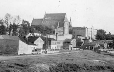 Bulwary nad Sołą w Oświęcimiu przed wojną (na zdjęciu) były jedną z głównych części miasta, gdzie skupiało się życie społeczności żydowskej