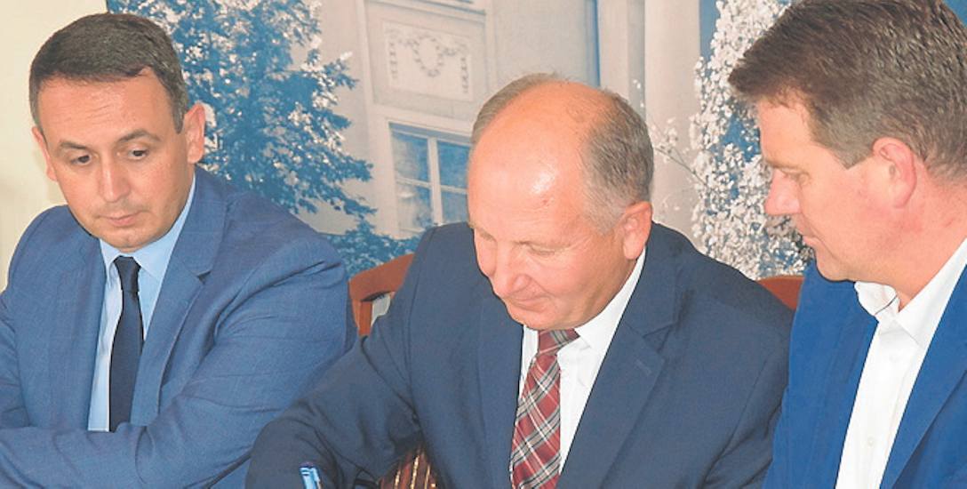 Wicemarszałek Dariusz Klimczak (z lewej) zapewnia, że lista korzyści z posiadania karty seniora będzie się rozszerzać