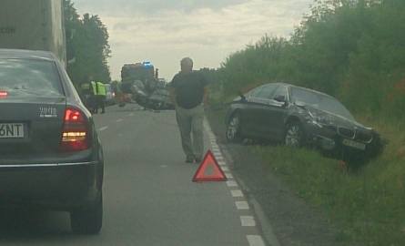 Wypadek pod Wierzbicą: drugie z aut, BMW, zatrzymało się w rowie.