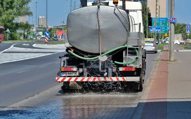 Poznań: Aquanet leje wodę w centrum miasta. Nietypowa akcja schładzanie ulic potrwa do końca sierpnia [ZDJĘCIA, WIDEO]