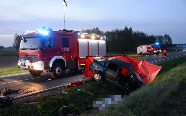Tragiczny wypadek na DK 25. W Płociczu dwie osoby zginęły na miejscu