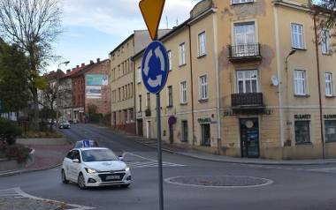Małe rondo na skrzyżowaniu ulic Sienkiewicza i Zaborskiej teoretycznie nie powinno stanowić problemu, ale zachowanie innych kierowców może zestresować
