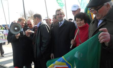 Andrzej Prochoń (trzeci z prawej) z Samoobrony zapowiedział, że to nie ostatni taki protest, jeśli rząd poważnie nie potraktuje postulatów rolników