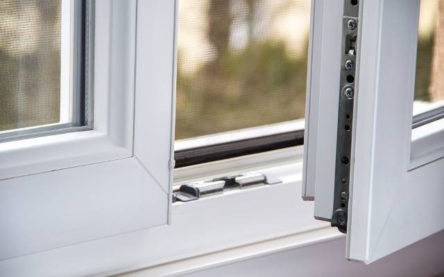 Przestaw okna na tryb letni – jak prawidłowo ustawić regulację? Tak poprawisz wentylację w domu i zapomnisz o zaparowanych szybach