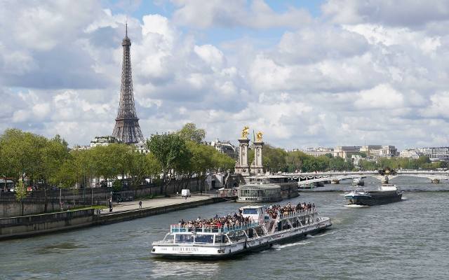Mer Paryża nie boi się kąpieli w Sekwanie. Czy rzeka nadaje się do rozgrywania konkurencji olimpijskich?