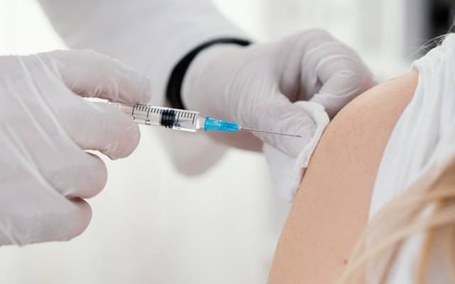 Polska szykuje się na falę zachorowań. Nowa szczepionka na COVID-19 już zamówiona. GIS: dziesięć razy więcej chorych na koronawirusa
