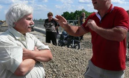 Od prawej radny Gorzyc Józef Chmielowiec pyta głównego projektanta mostu i drogi Krzysztofa Maca o przyczyny zaniżenia drogi.
