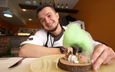 Tomasz Soczumski, szef kuchni w restauracji Złoty Klon prezentuje festiwalowy deser