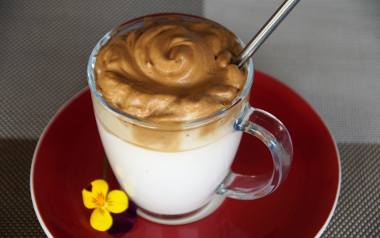 Dalgona coffee - deser, w którym zakochał się cały świat.