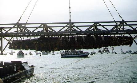 Łódź podwodna zaraz po wydobycia z dna, w 2000 roku.