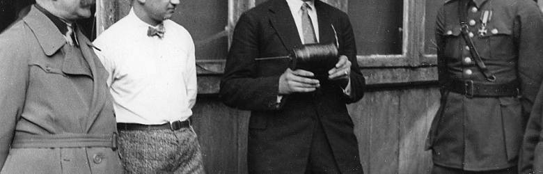 Kapitan Stefan Witkowski (w środku, w garniturze), twórca „Muszkieterów”, podczas prezentacji nowego tłumika do broni palnej. Rok 1931