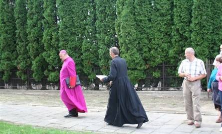 Biskup Stefanek, po rozmowie z ks. Rogowskim wyraził chęć spotkania ze wszystkimi wiernymi.