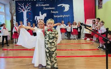 Święto Niepodległości w Bajkowym Dworku w Oświęcimiu. Biało-czerwone widowisko w wykonaniu przedszkolaków. Zobaczcie zdjęcia