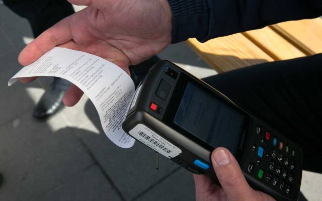 Poznań: Karę za jazdę na gapę zapłacisz kartą płatniczą. Poznańskich kontrolerów wyposażono w terminale mobilne