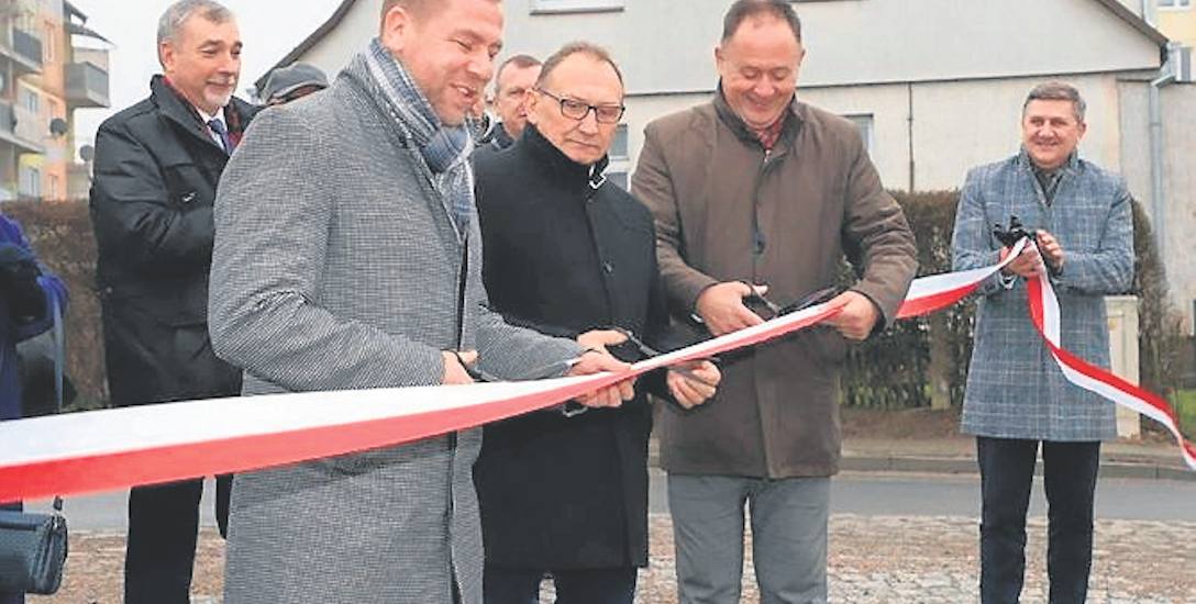 Od lewej burmistrz Piotr Feliński, wójt Kazimierz Lechocki i starosta Mirosław Majka otwierają wyremontowane ulice