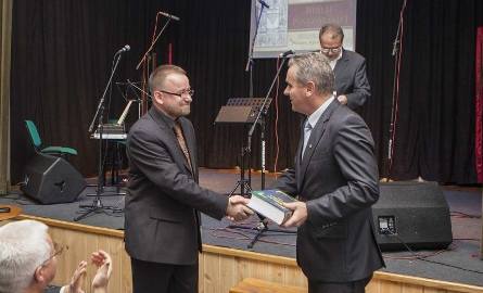 Burmistrz Włodzimierz Badurak obdarowany został nowym wydaniem Biblii Pińczowskiej.